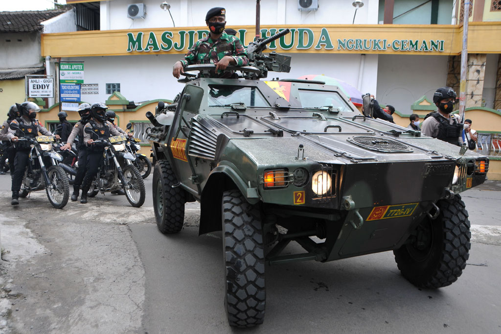 Menjelang kepulangan mantan terpidana terorisme Abu Bakar Ba'asyir, aparat gabungan yang terdiri dari TNI, Polrim dan Satuan Polisi Pamong Praja melakukan patroli di sekitar Pondok Pesantren Al Mukmin, Ngruki, Sukoharjo, Jawa Tengah, Jumat, 8 Januari 2021.