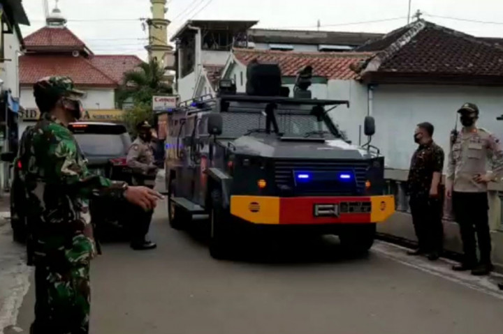 Rombongan sempat berhenti sejenak di sekitar Ponpes Al Mukmin Ngruki. Satuan Binmas Polres Sukoharjo dengan menggunakan pengeras suara mengingatkan warga untuk menerapkan protokol kesehatan yaitu menggunakan masker dan tidak berkerumun. Sekitar 10 menit, rombongan kemudian meninggalkan lokasi tersebut.