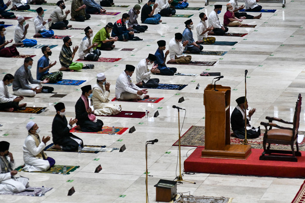 Kepala Bagian Protokol Humas Masjid Istiqlal Abu Hurairah menyatakan bahwa Salat Jumat kali ini hanya untuk kalangan internal dan belum dibuka untuk umum serta dengan menerapkan protokol kesehatan untuk mencegah penyebaran covid-19.