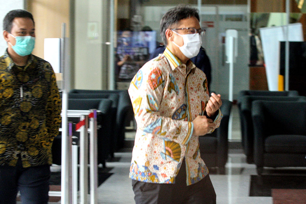 Menkes Budi Gunadi tiba terlebih dahulu di Gedung Merah Putih KPK, Jakarta sekitar pukul 13.50 WIB. Lima menit berselang Menteri BUMN Erick Thohir kemudian menyusul.