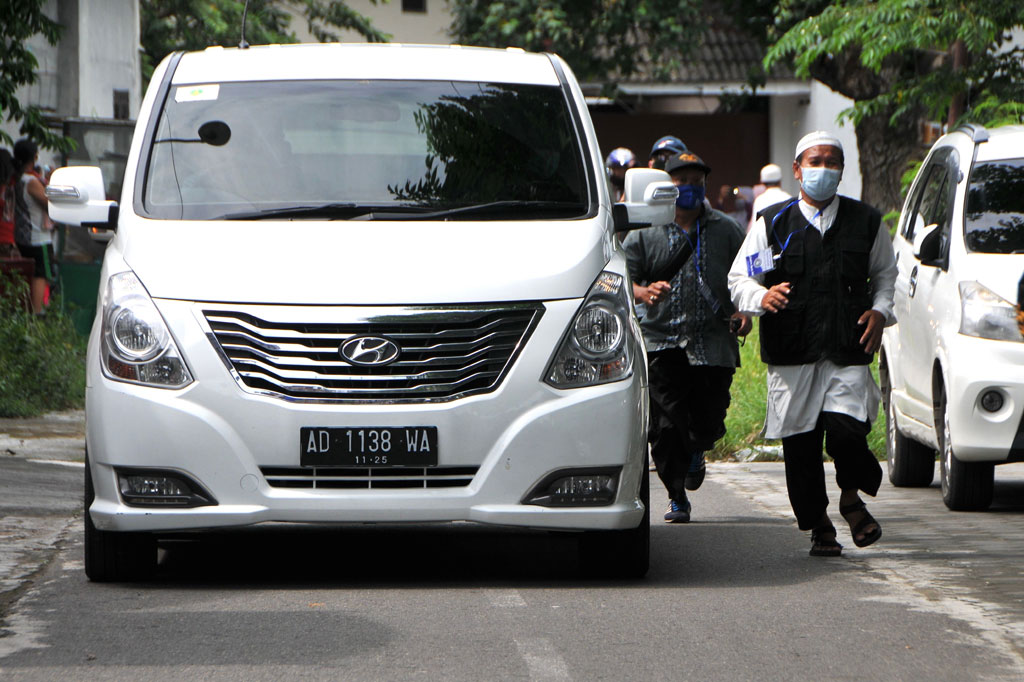 Mobil yang membawa mantan terpidana kasus terorisme Abu Bakar Ba'asyir tiba di Pondok Pesantren Al Mukmin, Ngruki, Sukoharjo, Jawa Tengah, Jumat, 8 Januari 2021.