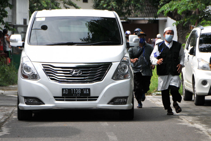 Mobil yang membawa mantan terpidana kasus terorisme Abu Bakar Ba'asyir tiba di Pondok Pesantren Al Mukmin, Ngruki, Sukoharjo, Jawa Tengah, Jumat, 8 Januari 2021.