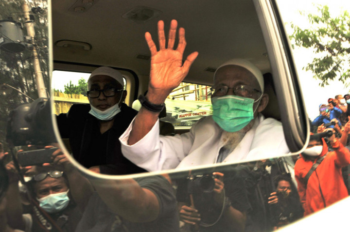 Pimpinan Majelis Mujahiddin Indonesia tersebut sempat membuka kaca jendela mobil dan menyapa para wartawan yang telah lama menanatinya.