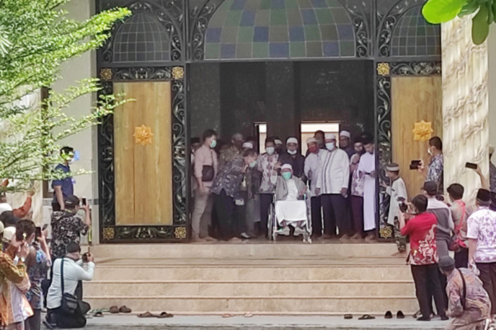 Ba'asyir langsung bergegas menuju masjid untuk menunaikan salat. Setelah itu dia sempat keluar dari masjid dengan kursi roda dan melambaikan tangan kepada para wartawan. Kemudian Ba'asyir kembali memasuki masjid.