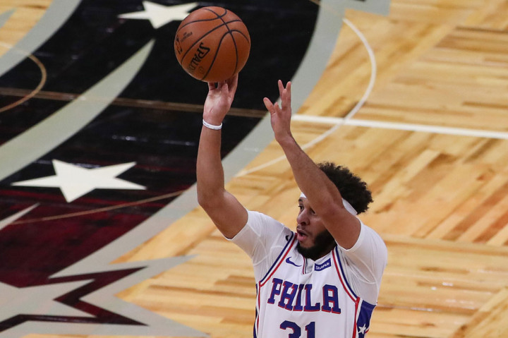 Curry tidak bermain dalam pertandingan yang berakhir dengan kekalahan timnya 109-122 itu karena mengalami cedera pergelangan kaki. Dia dilaporkan dites covid-19 pada Kamis pagi dan klub 76ers diberi tahu tentang hasil positif sesaat sebelum pertandingan dimulai.
