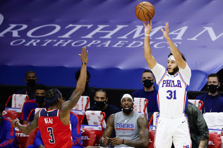 Curry menghabiskan kuarter pertama di bangku pemain dan terlihat berbincang dengan Joel Embiid pada akhir periode itu. Pemain berusia 30 tahun itu kemudian meninggalkan bangku pemain pada akhir kuarter setelah diberi tahu hasil tes tersebut dan diisolasi dari rekan-rekan satu timnya.