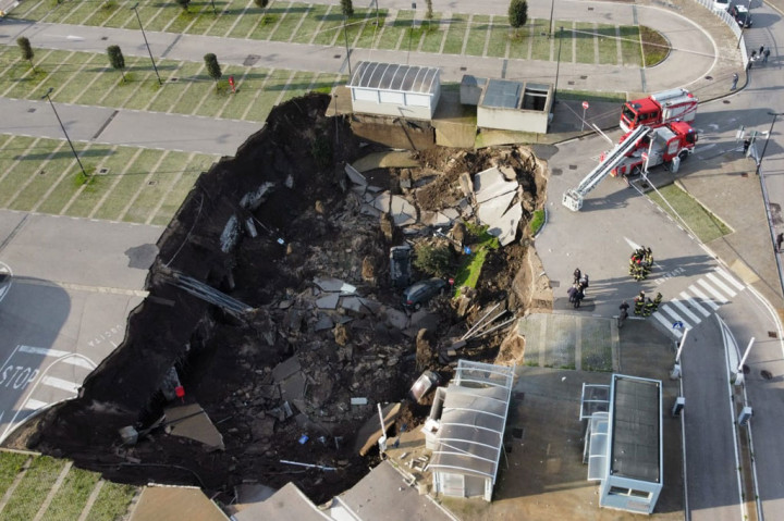 Tidak ada korban luka yang dilaporkan di lokasi, tetapi area lubang seluas sekitar 500 meter persegi tersebut menelan beberapa mobil yang diparkir di luar RS.