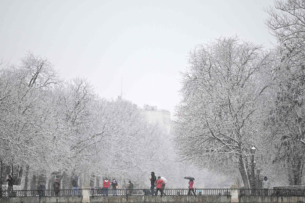 Salju lebat turun di beberapa bagian di Spanyol pada Kamis, 7 Januari 2021 waktu setempat. Ramalan cuaca menyatakan salju dapat menutupi hingga setengah dari negara itu dalam beberapa hari mendatang.