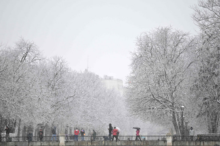 Salju lebat turun di beberapa bagian di Spanyol pada Kamis, 7 Januari 2021 waktu setempat. Ramalan cuaca menyatakan salju dapat menutupi hingga setengah dari negara itu dalam beberapa hari mendatang.