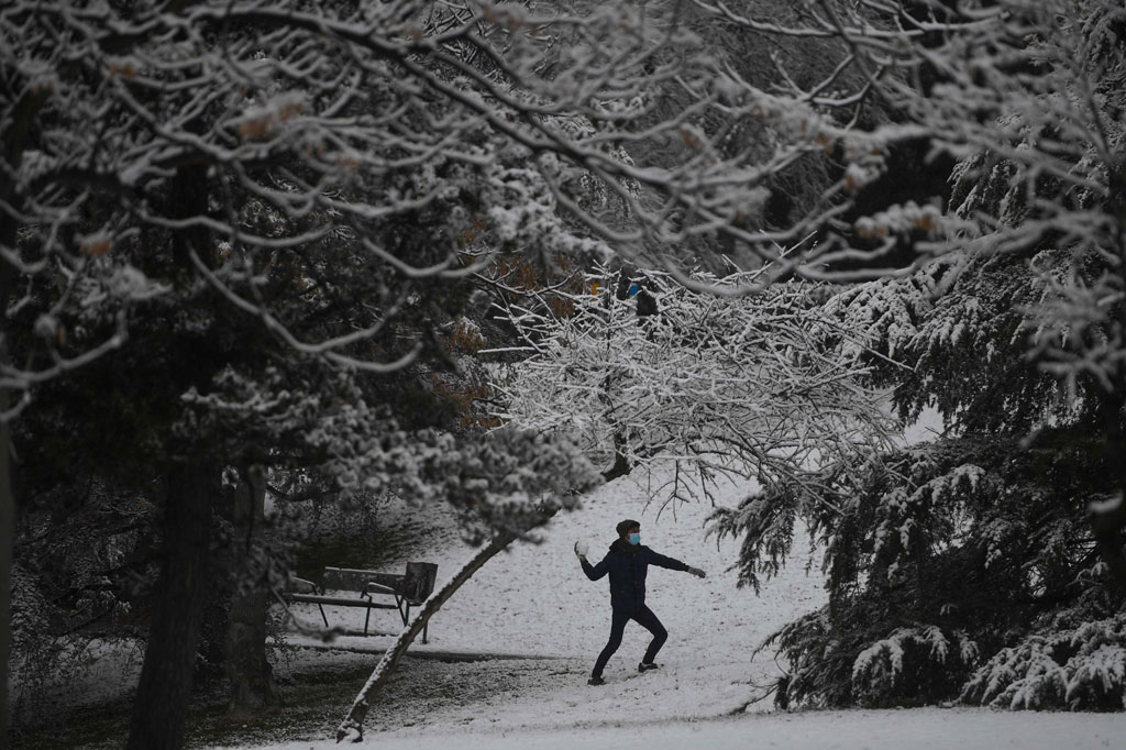 Pada Kamis sore, Madrid diselimuti warna putih, begitu pula wilayah tengah Castilla La Mancha yang luas dengan hujan salju langka yang dibawa oleh Badai Filomena.