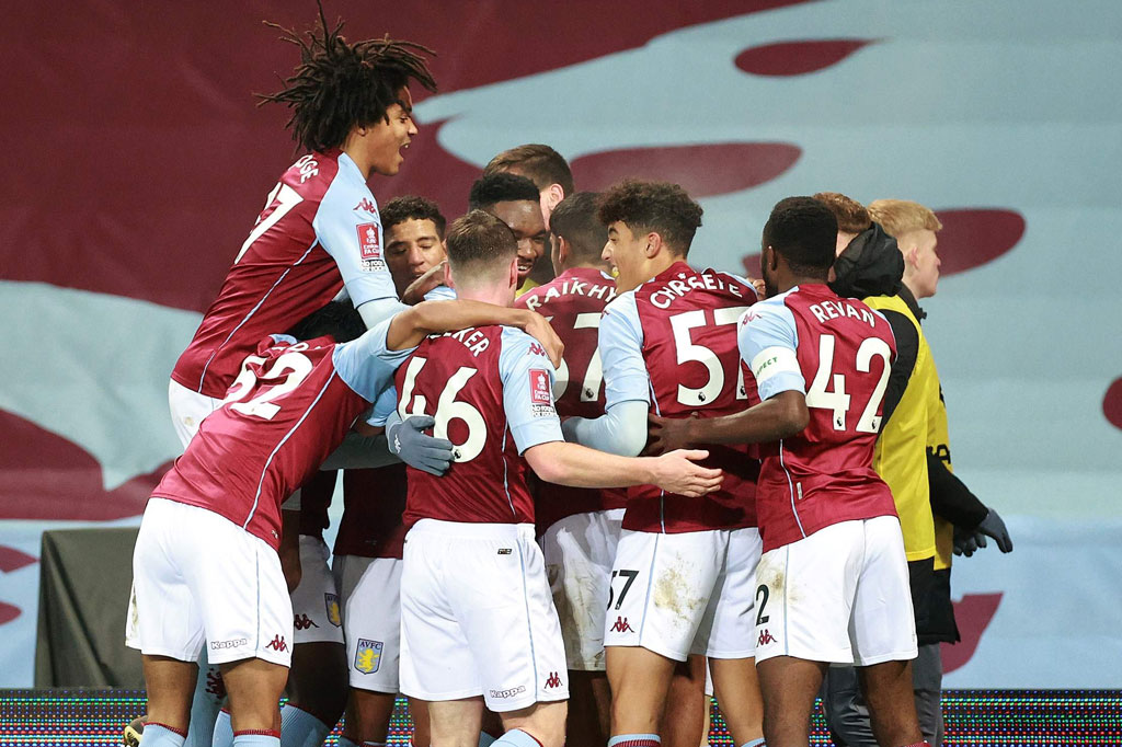 Justru Aston Villa berhasil menyamakan kedudukan saat penyerang muda Louie Barry memanfaatkan keteledoran Rhys Williams dan memperdaya kiper Caoimhin Kelleher dengan penyelesaian tajam ke pojok gawang empat menit jelang turun minum.