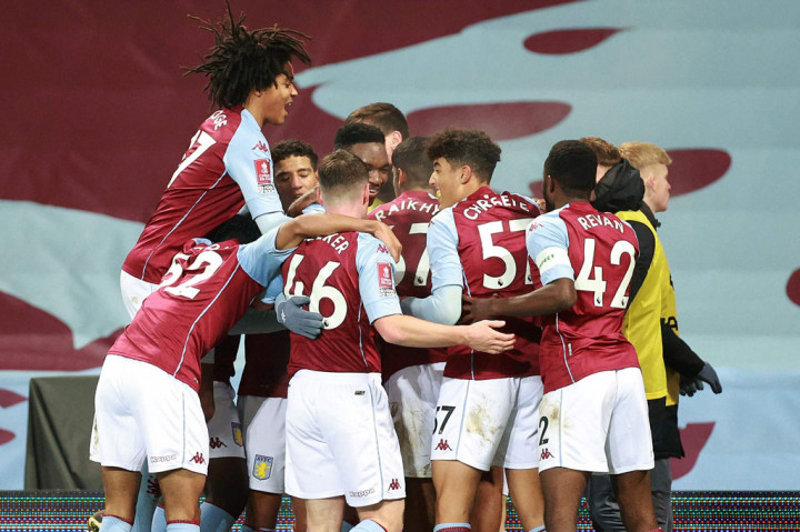 Justru Aston Villa berhasil menyamakan kedudukan saat penyerang muda Louie Barry memanfaatkan keteledoran Rhys Williams dan memperdaya kiper Caoimhin Kelleher dengan penyelesaian tajam ke pojok gawang empat menit jelang turun minum.