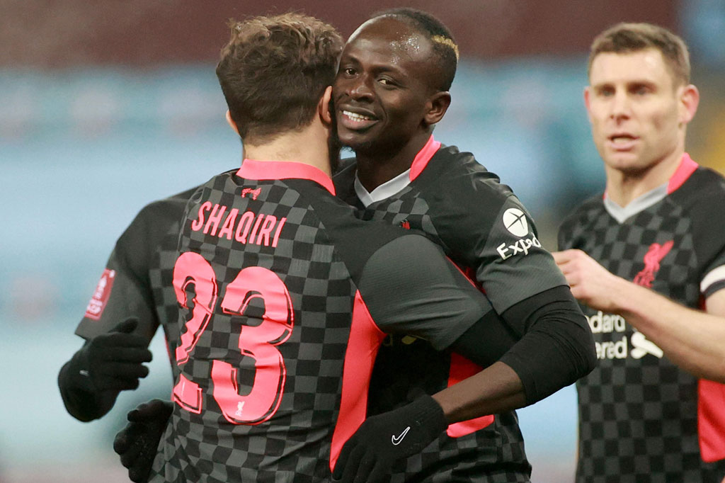 Dalam kurun empat menit kemudian, Liverpool mencetak dua gol lagi lewat sundulan Mane dan sepakan memutar Salah untuk memperbesar keunggulan 4-1 atas Villa.