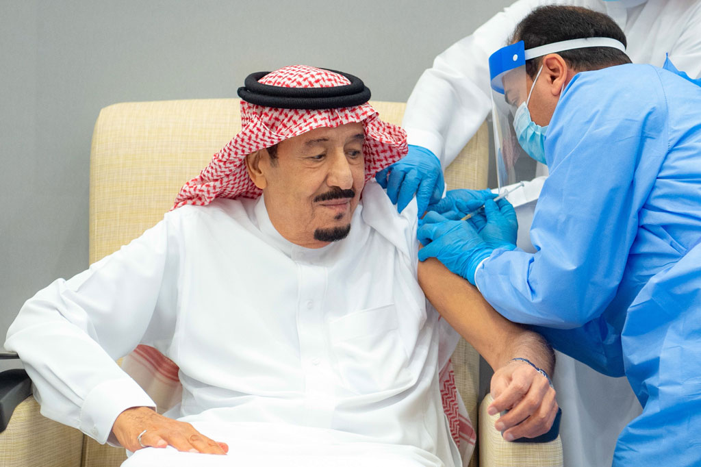 Raja Arab Saudi Salman bin Abdulaziz Al Saud pada Kamis, 7 Januari 2021 menerima suntikan vaksin covid-19 buatan Pfizer-BioNTech. Raja Salman menerima vaksin tersebut lebih dari tiga minggu setelah kerajaan memulai program inokulasi tiga fase.