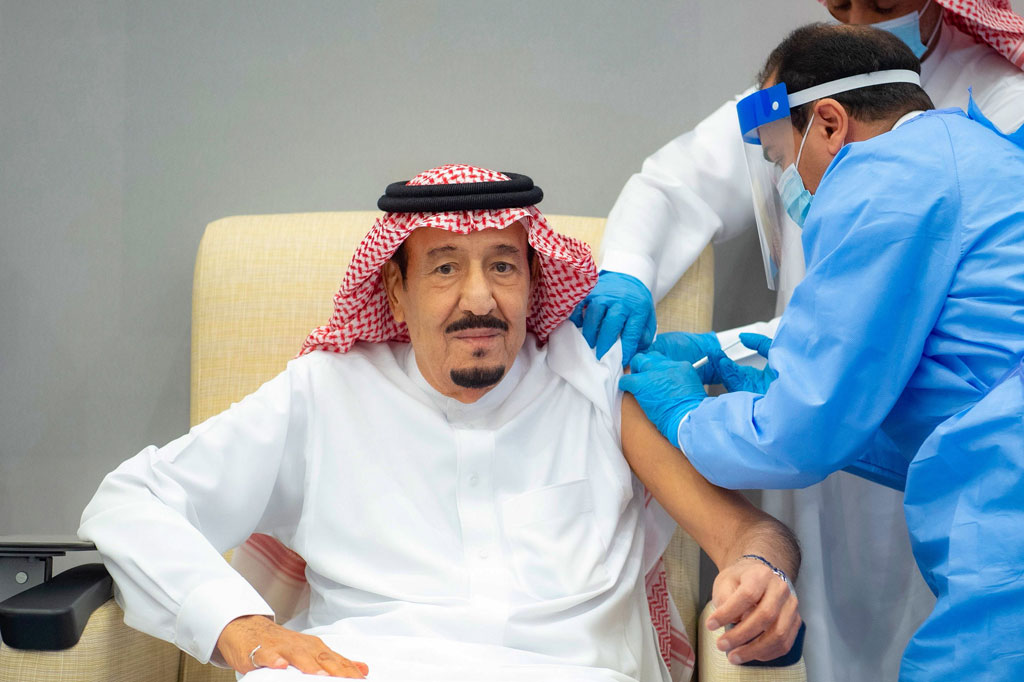 Saudi Press Agency menyatakan bahwa Raja Salman, 85, menerima dosis pertama vaksin virus korona, di Kota Neom di Laut Merah. Media resmi menerbitkan gambar dan video yang menunjukkan raja menerima suntikan.