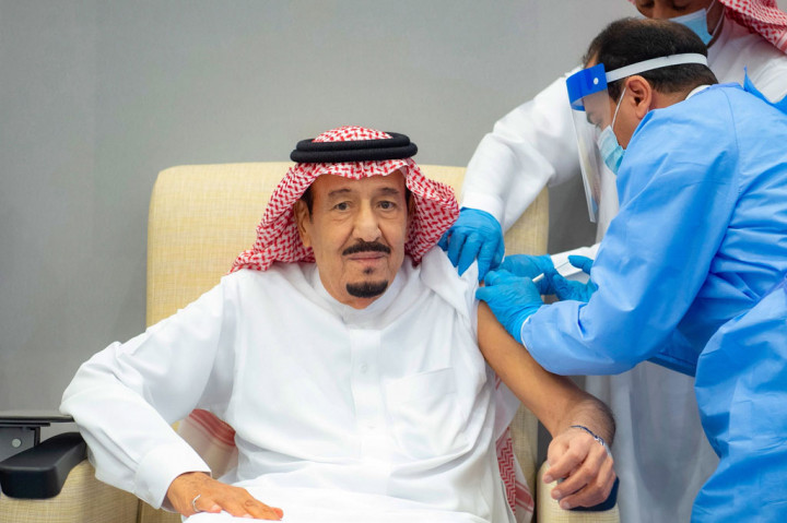 Saudi Press Agency menyatakan bahwa Raja Salman, 85, menerima dosis pertama vaksin virus korona, di Kota Neom di Laut Merah. Media resmi menerbitkan gambar dan video yang menunjukkan raja menerima suntikan.