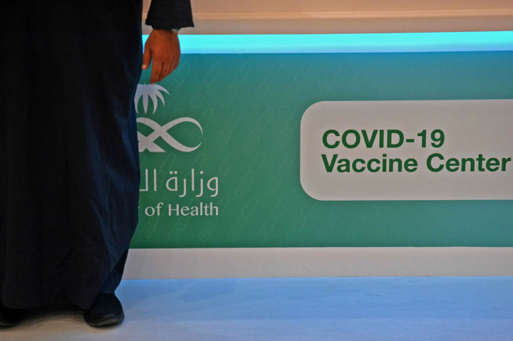 Kementerian kesehatan mengatakan program itu akan diluncurkan dalam tiga fase, dimulai dengan orang-orang yang berusia di atas 65 tahun dan mereka yang menderita penyakit kronis atau berisiko tinggi terinfeksi.