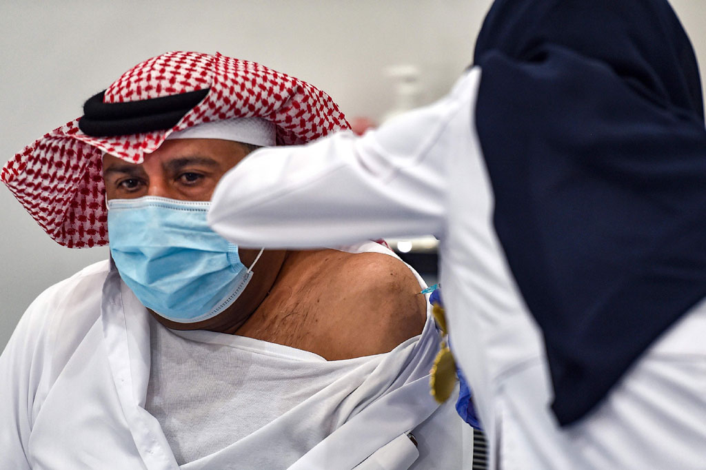 Arab Saudi meluncurkan kampanye vaksinasi virus korona pada 17 Desember setelah menerima pengiriman pertama vaksin Pfizer-BioNTech, dari perusahaan farmasi raksasa AS dan Jerman.