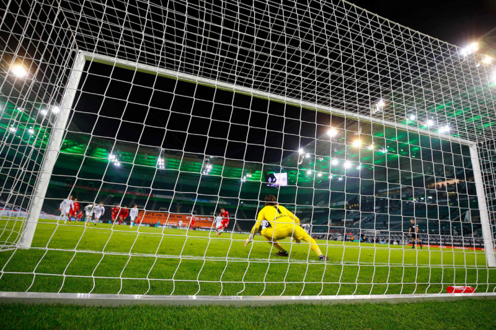 Tim tamu membuka keunggulan pada menit kep-20 lewat eksekusi penalti Robert Lewandowski setelah sebelumnya Neuhaus handsball di kotak terlarang.