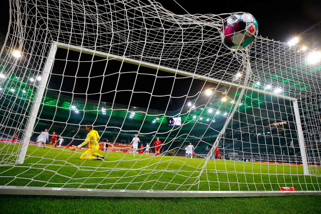 Enam menit berselang, kiper Gladbach Yann Sommer tak berkutik saat Leon Goretzka melepaskan tembakan keras dari tepian kotak penalti dan bola bersarang ke dalam gawang untuk menggandakan keunggulan Bayern. 