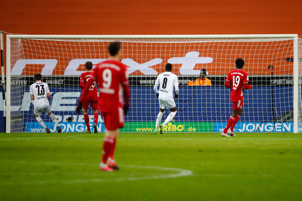 Tertinggal dua gol, Gladbach berusaha membalas dan upaya mereka membuahkan hasil ketika Jonas Hofmann mampu mengkonversi umpan terobosan Lars Stindl untuk menaklukkan kiper Manuel Neuer pada menit ke-35. 