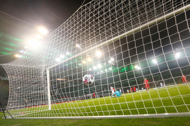 Tepat di penghujung waktu normal babak pertama, Hofmann kembali mampu mengejar umpan terobosan Stindl untuk menjebol gawang Neuer lagi. Wasit kembali berkonsultasi dengan VAR atas dugaan offside Hofmann, sebelum mengesahkan gol kedua yang membuat Gladbach bisa menyamakan kedudukan 2-2. 