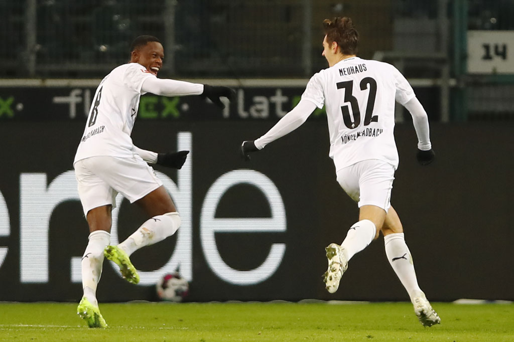 Memasuki babak kedua, Gladbach tampil dengan kepercayaan diri tinggi, dan hanya empat menit selepas sepak lanjut Florian Neuhaus melepaskan tembakan jarak jauh yang menghujam ke pojok kanan atas gawang. Gol Neuhaus itu sekaligus membuat Gladbach berbalik memimpin 3-2 atas tamunya.  