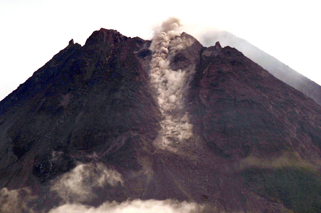Balai Penyelidikan dan Pengembangan Teknologi Kebencanaan Geologi (BPPTKG) menyebutkan, Gunung Merapi yang terletak di perbatasan Jawa Tengah dan Daerah Istimewa Yogyakarta mengeluarkan 15 kali guguran lava pijar dengan jarak luncur maksimum 800 meter pada Sabtu, 9 Januari 2021.