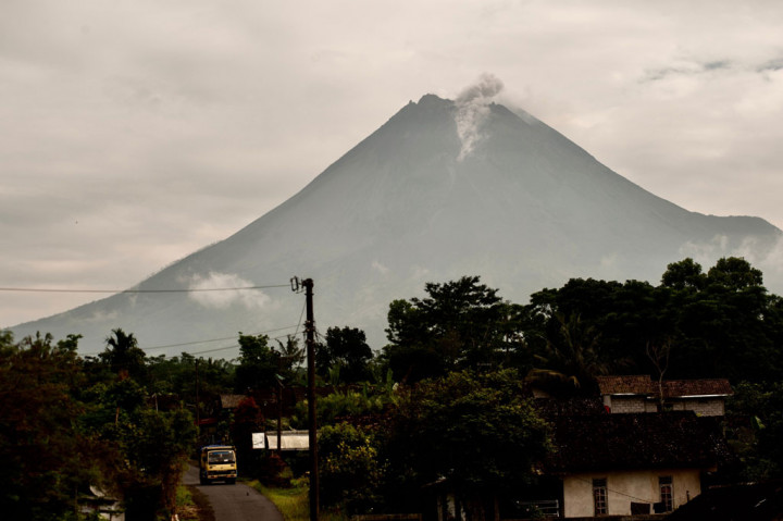 Kepala BPPTKG Hanik Humaida melalui keterangan tertulis di Yogyakarta, menjelaskan guguran lava pijar yang teramati pada periode pengamatan pukul 00.00-06.00 WIB itu meluncur ke arah hulu Kali Krasak. 
