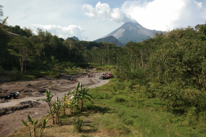 BPPTKG juga mencatat 36 kali gempa guguran dengan amplitudo 3-30 mm selama 12.7-91.2 detik, tujuh kali gempa embusan dengan amplitudo 3-4 mm selama 11.6-19 detik, 51 kali gempa hybrid/fase banyak dengan amplitudo 3-20 mm selama 5-8.4 detik, dan 12 kali gempa vulkanik dangkal dengan amplitido 38-75 mm selama 11.8-49 detik.