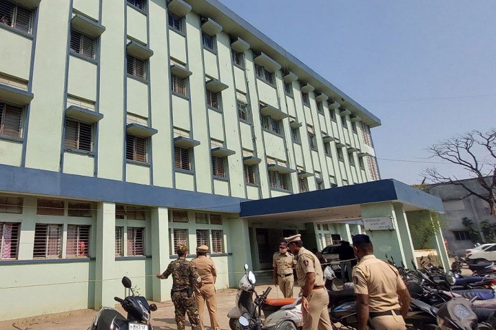 Personil polisi berjaga-jaga di luar unit bersalin rumah sakit umum distrik di Bhandara di negara bagian Maharashtra, India, pascaterjadinya kebakaran pada Sabtu, 9 Januari 2021.