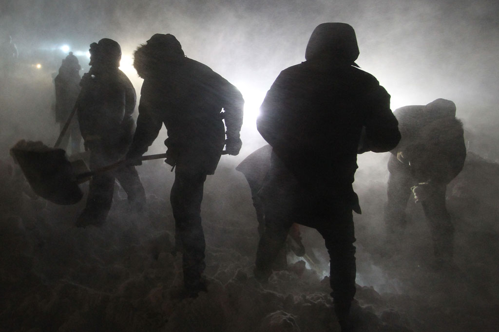 Komite Investigasi, yang menyelidiki kejahatan besar, mengatakan telah diberitahu pada pukul 00:30 waktu setempat (1730 GMT) bahwa longsoran salju telah mengubur empat bangunan di kompleks ski Otdelnaya Gora di Kota Talnakh, 25 kilometer (16 mil) utara Norilsk.