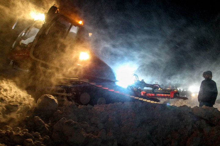 Tim penyelamat telah menemukan jenazah seorang perempuan berusia 38 tahun, anaknya yang berusia 18 bulan, dan suaminya yang berusia 45 tahun. Seorang anak berusia 14 tahun ditemukan hidup dan dibawa ke rumah sakit dengan luka serius.