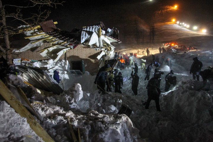 Petugas investigasi menambahkan bahwa telah membuka kasus pidana yang menyebabkan kematian karena kelalaian akibat pelanggaran keamanan.
