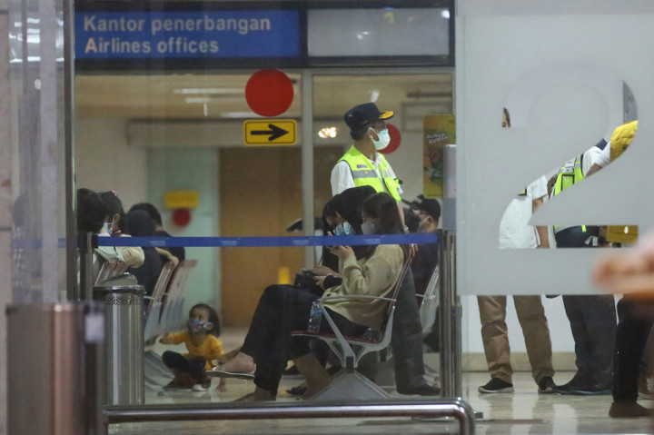 Keluarga dan kerabat dari 62 penumpang pesawat Sriwijaya Air SJY 182 rute Jakarta-Pontianak yang hilang kontak memberikan laporan serta menunggu informasi di tempat tersebut.
