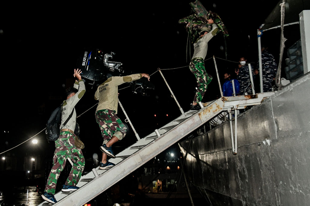 TNI AL mengerahkan tujuh KRI untuk membantu pencarian (Search and Resque, SAR) untuk pesawat Sriwijaya Air yang hilang kontak Sabtu, 9 Januari 2021 pukul 14.40 WIB. Ketujuh KRI tersebut adalah KRI Teluk Gilimanuk (onboard Tim Kopaska), KRI Kurau, KRI Parang, KRI Teluk Cirebon, KRI Tjiptadi, KRI Cucut -866, dan KRI Tengiri.