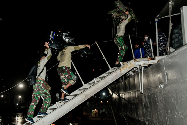 TNI AL mengerahkan tujuh KRI untuk membantu pencarian (Search and Resque, SAR) untuk pesawat Sriwijaya Air yang hilang kontak Sabtu, 9 Januari 2021 pukul 14.40 WIB. Ketujuh KRI tersebut adalah KRI Teluk Gilimanuk (onboard Tim Kopaska), KRI Kurau, KRI Parang, KRI Teluk Cirebon, KRI Tjiptadi, KRI Cucut -866, dan KRI Tengiri.