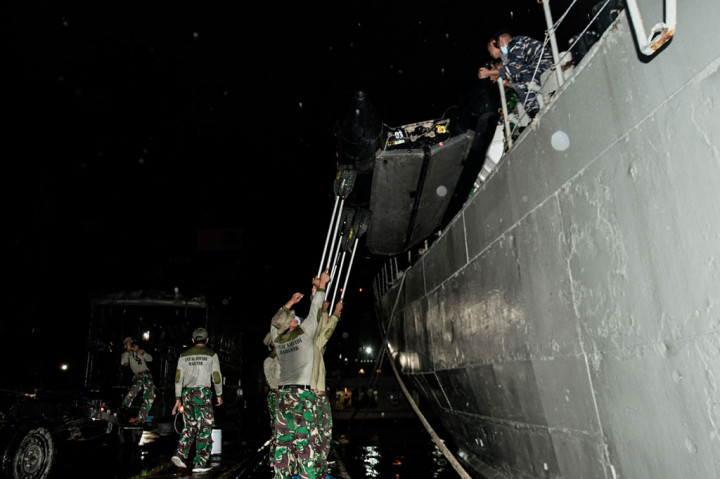 Prajurit Batalyon Intai Amfibi-1 (Taifib) Korps Marinir menaikkan perahu karet ke atas KRI Gilimanuk-531 di Dermaga Pelabuhan JICT 2, Jakarta, Sabtu, 9 Januari 2021.