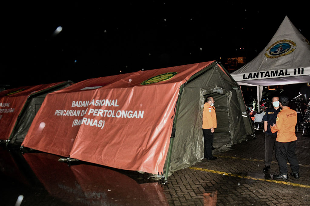 Petugas juga mendirikan tenda posko di Dermaga Pelabuhan JICT 2, Jakarta sebagai persiapan proses pencarian Sriwijaya Air SJY 182. 