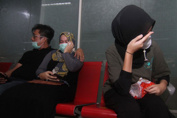 Banyak di antara mereka tidak kuasa menahan tangis sambil menunggu kepastian dan kabar terkait keluarga yang berada dalam penerbangan Sriwijaya Air SJY182 rute Jakarta-Pontianak tersebut.