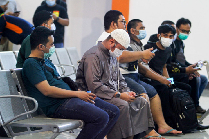 Suasana di Bandara Supadio Pontianak mulai ramai kedatangan keluarga penumpang pesawat Sriwijaya Air dengan nomor penerbangan SJY 182. Pesawat dengan rute Jakarta-Pontianak tersebut hilang kontak pada Sabtu, 9 Januari 2021 pukul 14.40 WIB.