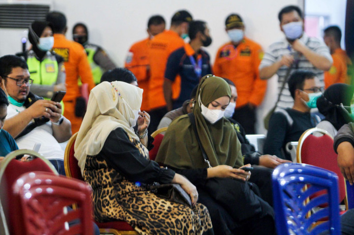 Para keluarga tampak terus memantau perkembangan informasi terkait pesawat jatuh melalui tv streaming sambil menunggu informasi dari pihak Bandara Supadio Pontianak.