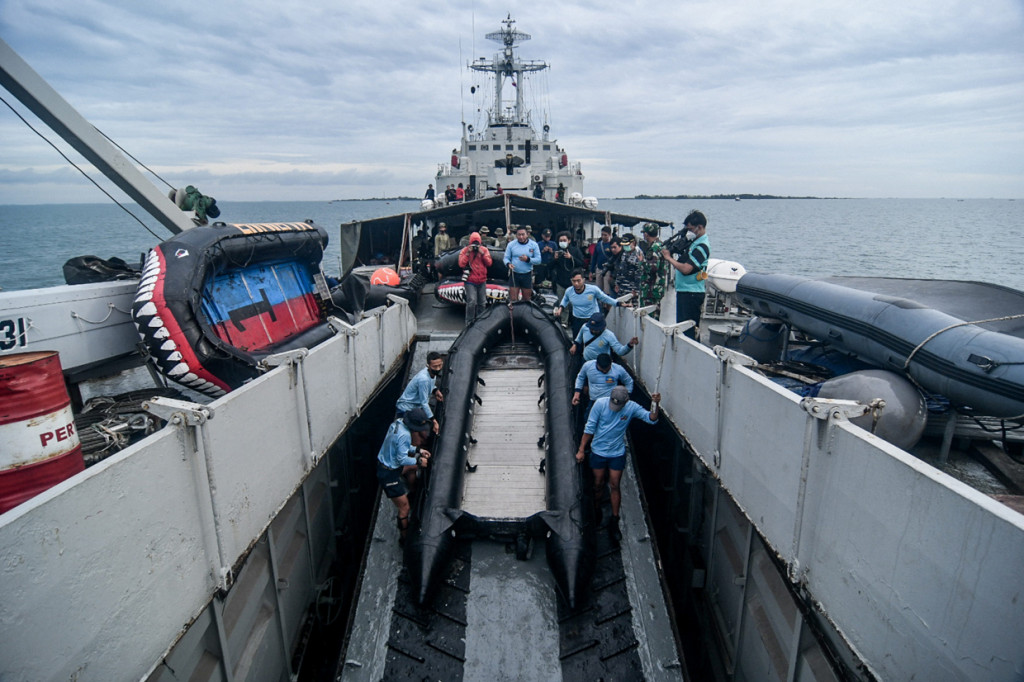 Sejumlah anggota TNI AL melakukan persiapan pencarian dari KRI Gilimanuk-53 di Perairan Kepulauan Seribu, Jakarta.
