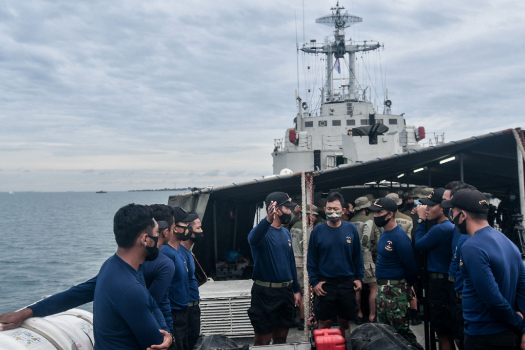 Sejak pukul 06.00 WIB, tim Bakamla sudah mulai melakukan pencarian serpihan pesawat. Sementara itu tim Basarnas akan berfokus pada pencarian kotak hitam.