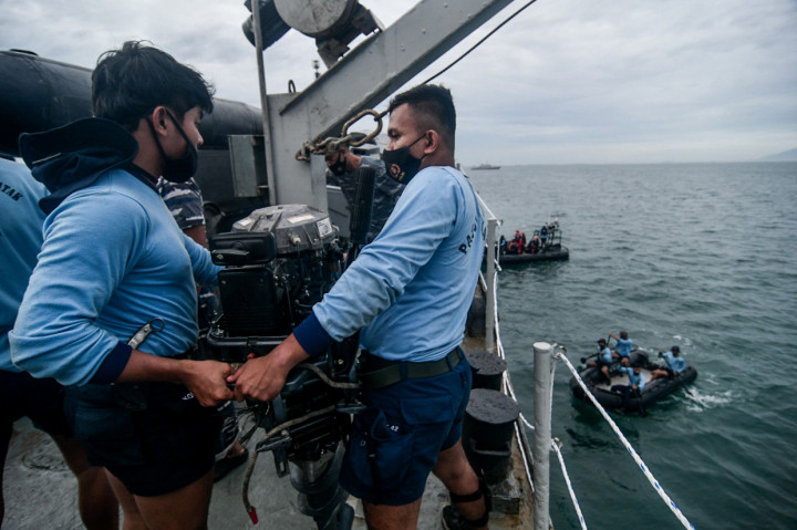 TNI Angkatan Laut mengerahkan 10 KRI dan tim penyelam untuk membantu pencarian (Search and Resque, SAR) untuk pesawat Sriwijaya Air SJ-182.