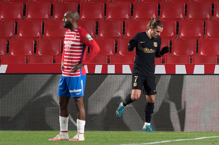 Gol pembuka Barcelona dicetak Antoine Griezmann. Penyerang asal Prancis itu tidak menyia-yiakan bola liar yang mengarah ke kotak penalti setelah umpan Sergio Busquets membentur salah satu pemain Granada.