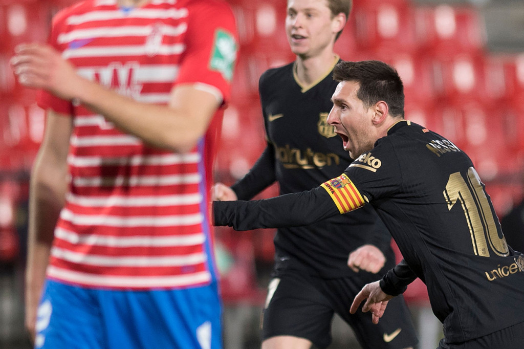 Messi berhasil mencetak gol keduanya pada menit ke-42. Tendangan bebas Messi sedikit dari luar kotak penalti bersarang ke pojok kanan gawang Granada dan membuat skor berubah jadi 3-0 yang bertahan hingga babak pertama usai.