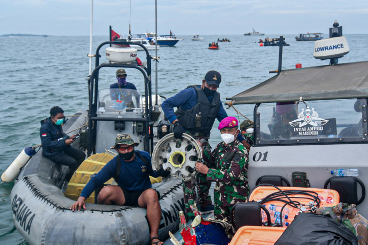 Pasukan Elite TNI Angkatan Laut berhasil menemukan sejumlah temuan baru dari pencarian Pesawat Sriwijaya Air di Perairan Kepulauan Seribu, Jakarta, Minggu, 10 Januari 2021. AFP Photo/Adek Berry