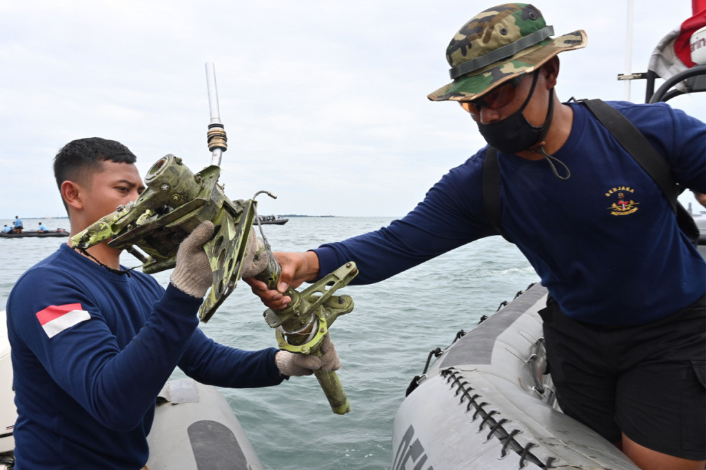 Barang-barang yang ditemukan kemudian dibawa ke JICT, Jakarta Utara untuk diteliti oleh tim DVI. AFP Photo/Adek Berry