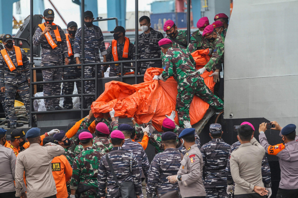 Barang bukti ini pun akan diserahkan kepada Tim DVI dan KNKT untuk pemeriksaan lebih lanjut.